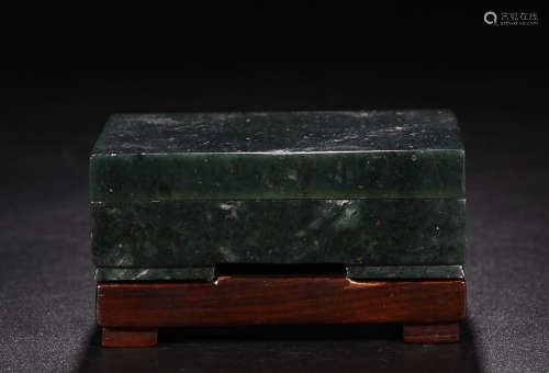 A QIANLONG MARK HETIAN GREEN JADE SQUARE CAPPING BOX