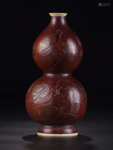 A GOURD VASE