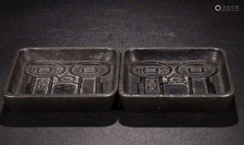 A PAIR OF IRON SEALS