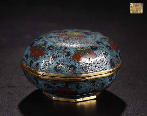 A XUANDE CLOISONNE TWINE FLOWER CAPPING BOX