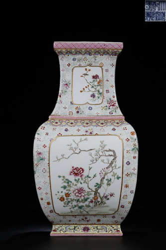 A QIANLONG MARK FAMILLE ROSE SQUARE VSE WITH OPEN-OF-LIGHT