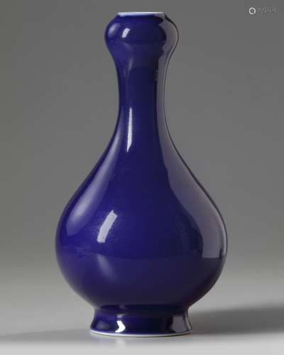 A Chinese blue glazed garlic-head vase