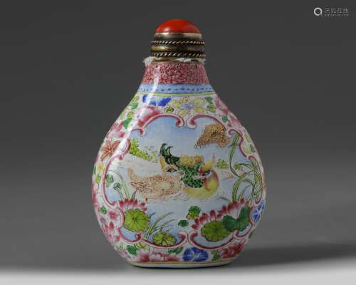 A Chinese painted enamel snuff bottle