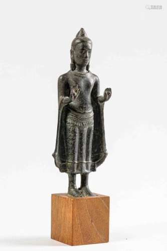 Buddha debout dans une posture hiératique vêtu d'u…