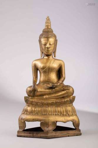 Buddha Maravijaya assis sur un haut socle tripode …