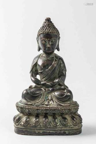 Buddha Amitayus assis sur un socle lotiforme en mé…