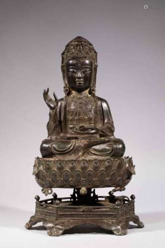 Le Boddhisattva Kwan Yin assis en virasana sur une…
