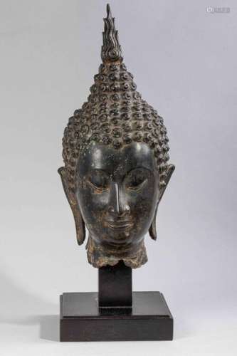 Tête de Buddha à l'expression sereine coiffée de l…