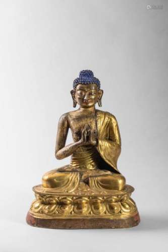 Buddha Amitabha assis en méditation sur un socle l…