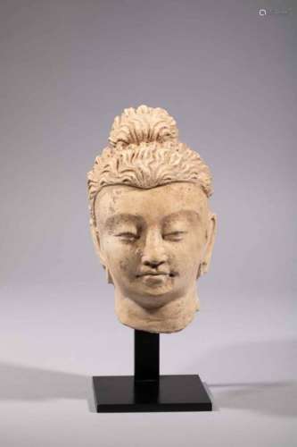 Tête de Boddhisattva à la beauté juvénile, la coif…