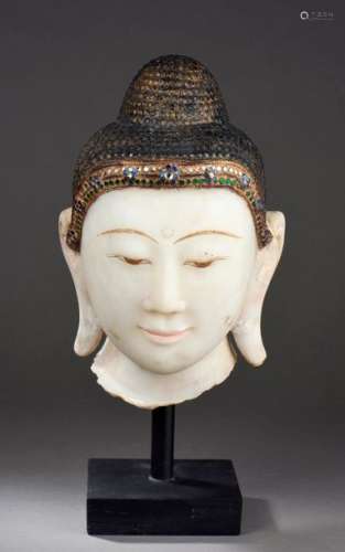 Tête de Buddha à la beauté juvénile et l'expressio…