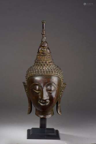 Tête de Buddha à l'expression sereine méditative, …