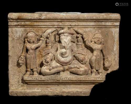 Bas relief de sanctuaire illustrant Ganesh assis e…