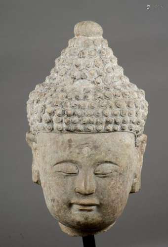 Tête de Buddha à la coiffure bouclée surmontée de …