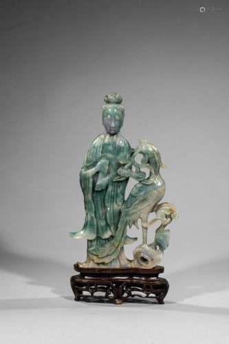 Kwan Yin debout vêtu d'une robe monastique coiffée…