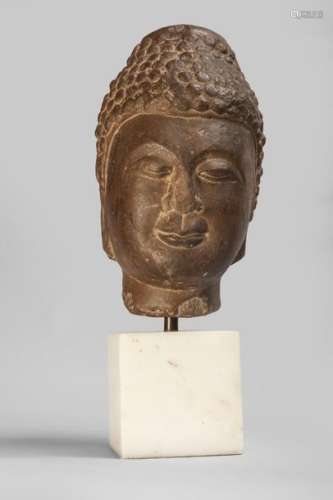 Tête de Buddha coiffée de larges bouclettes surmon…