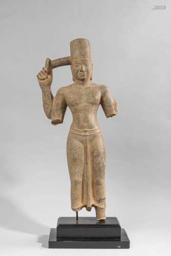 Vishnu debout à quatre bras vêtu d'un sampot long …