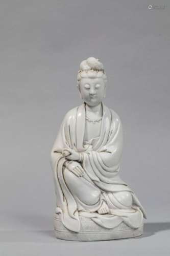 Le Boddhisattva Kwan Yin assis en délassement vêtu…