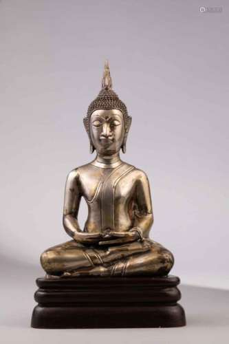 Buddha assis en virasana, les deux réunis dans son…