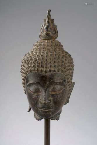 Tête de Buddha coiffée de fines bouclettes surmont…