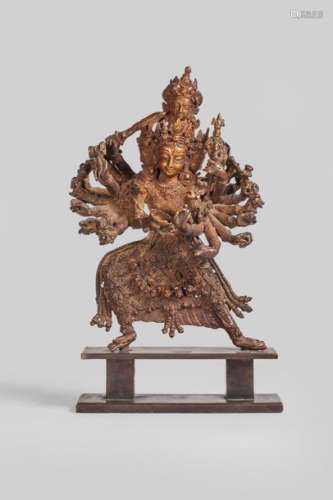Durga debout en pratialidasana sous une forme à 16…