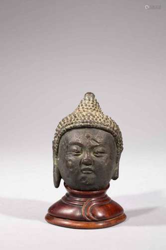 Tête de Buddha coiffée de fines bouclettes et surm…