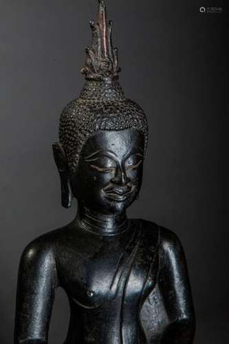 Buddha Maravijaya assis en virasana sur un haut so…