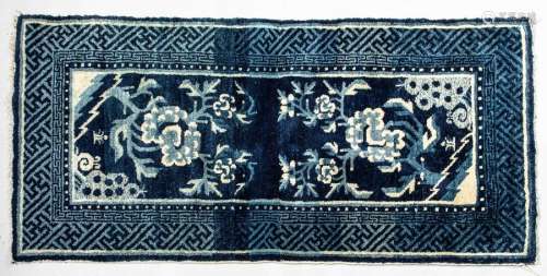 Tapis de laine bleue à décor de motifs floraux bla…