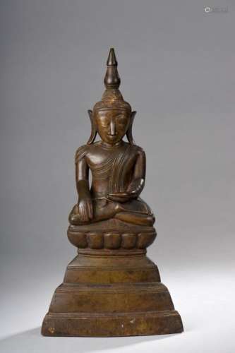 Buddha Maravijaya assis sur un haut socle lotiform…