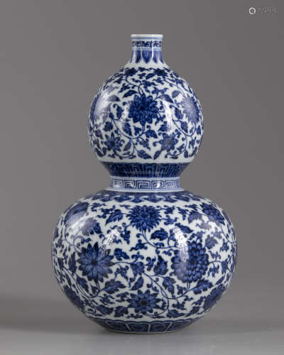 A Chinese blue and white double-gourd vase