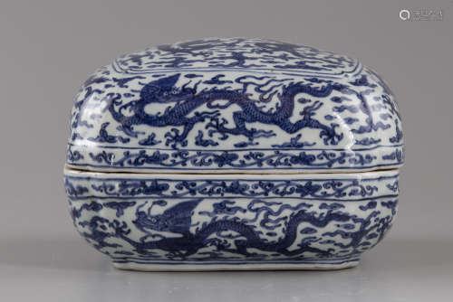 A large Chinese blue and white 'dragon' box and cover