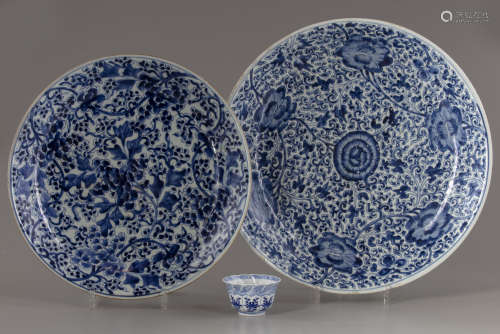 Two Chinese blue and white chargers