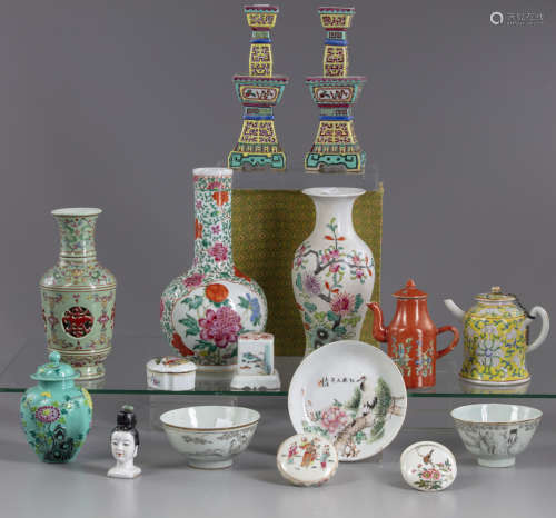 A lot of sixteen enamelled and famille rose items