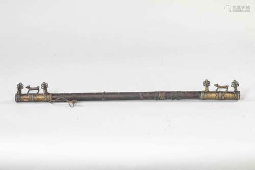 Flute de bois à embout de bronze surmontée d'animaux. Afrique. H : 64cm -