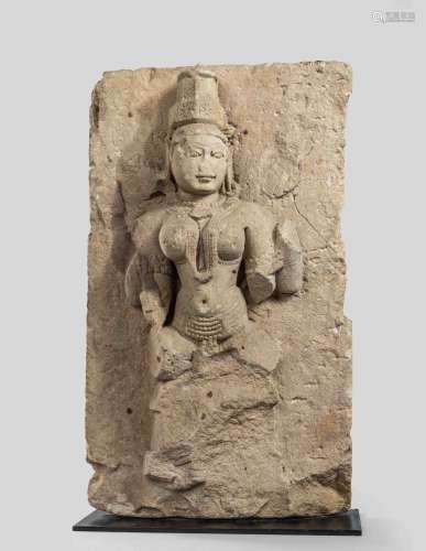 Haut-relief de temple finement ciselé en ronde-bosse du buste de la déesse Lakshmi [...]