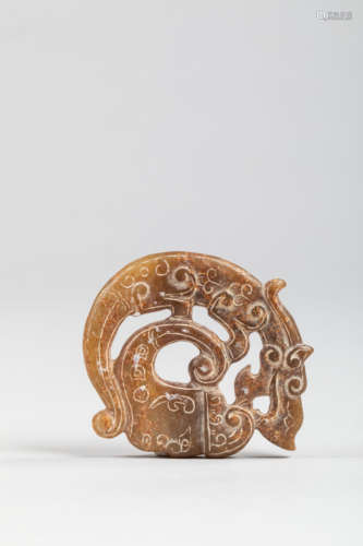 Médaillon zoomorphe archaïsant ciselé recto verso d'un dragon. Jade brun. Chine. [...]