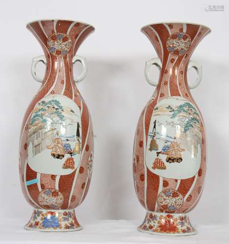 IMPORTANTE PAIRE DE VASES EN PORCELAINE JAPON En porcelaine polychrome à motifs [...]