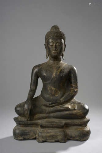 Buddha Maravijaya assis sur un socle à piètement chantourné en dhyanasana, la main [...]