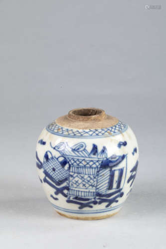 Petit pot globulaire en porcelaine blanche décorée en bleu cobalt sous couverte. [...]