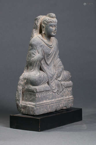 Buddha Maïtreya, assis en méditation sur un socle quadrangulaire vêtu d'une robe [...]