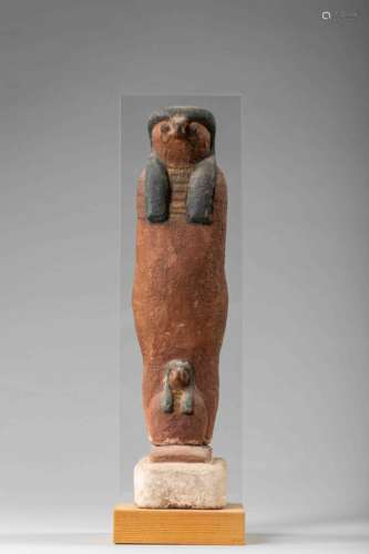 Horus, le dieu égyptien à tête de faucon. Stuc polychrome. Egypte. H : 37cm -