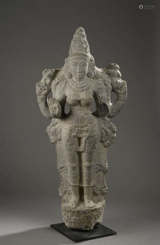 Lakshmi debout dans une posture hiératique coiffée de la haute tiare Mukuta sous [...]