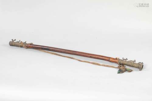 Flute de bois à embout de bronze surmontée d'animaux. Afrique. H : 91cm -