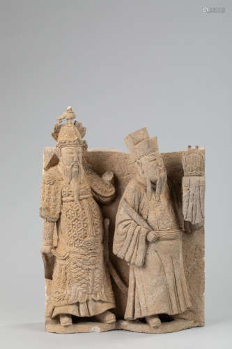 Haut relief de sanctuaire sculpté de deux dignitaires vêtus de l vêtement de [...]