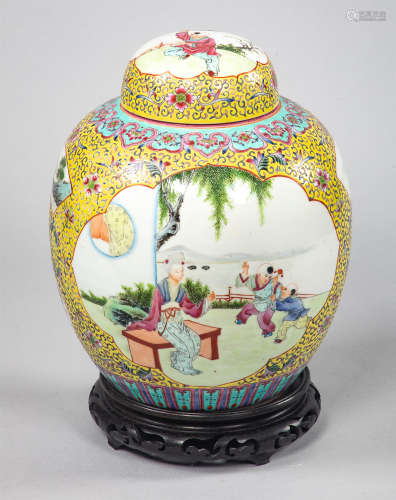 Pot globulaire couvert en porcelaine de la famille rose décoré en émaux [...]