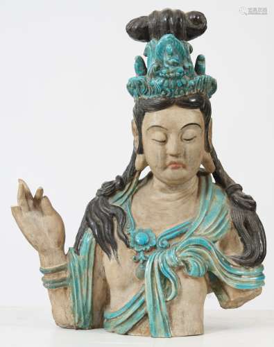 Buste du Boddhisattva Kwan Yin vêtu de la robe monastiques et coiffé d'un haut [...]