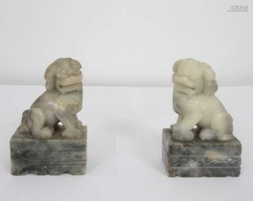 PAIRE DE CHIENS DE FO EN PIERRE DURE ASIE reposant sur une base rectangulaire. Epoque [...]