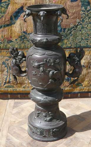 Vase de temple moulé d'un décor zoomorphe. Fin 20ème siècle. Japon. 110 x 60 x 35 [...]