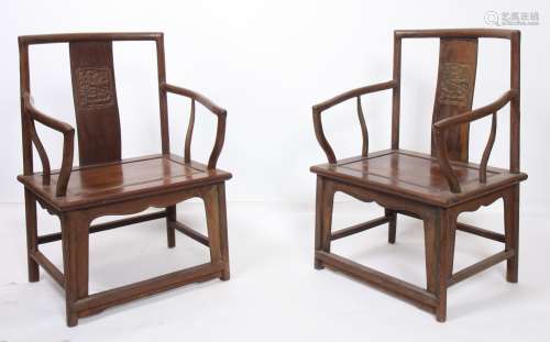 Paire de fauteuils en bois précieux à haut dossier ajouré légèrement arrondi à [...]