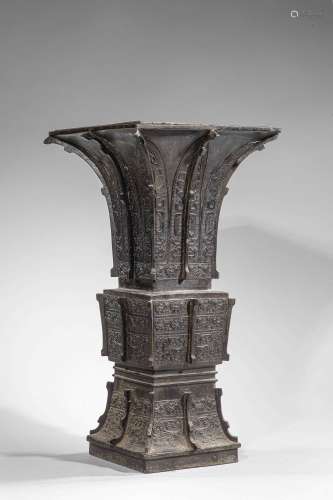 Vase Gu archaïsant de forme quadrangulaire décoré de motifs de leiwens, palmettes [...]